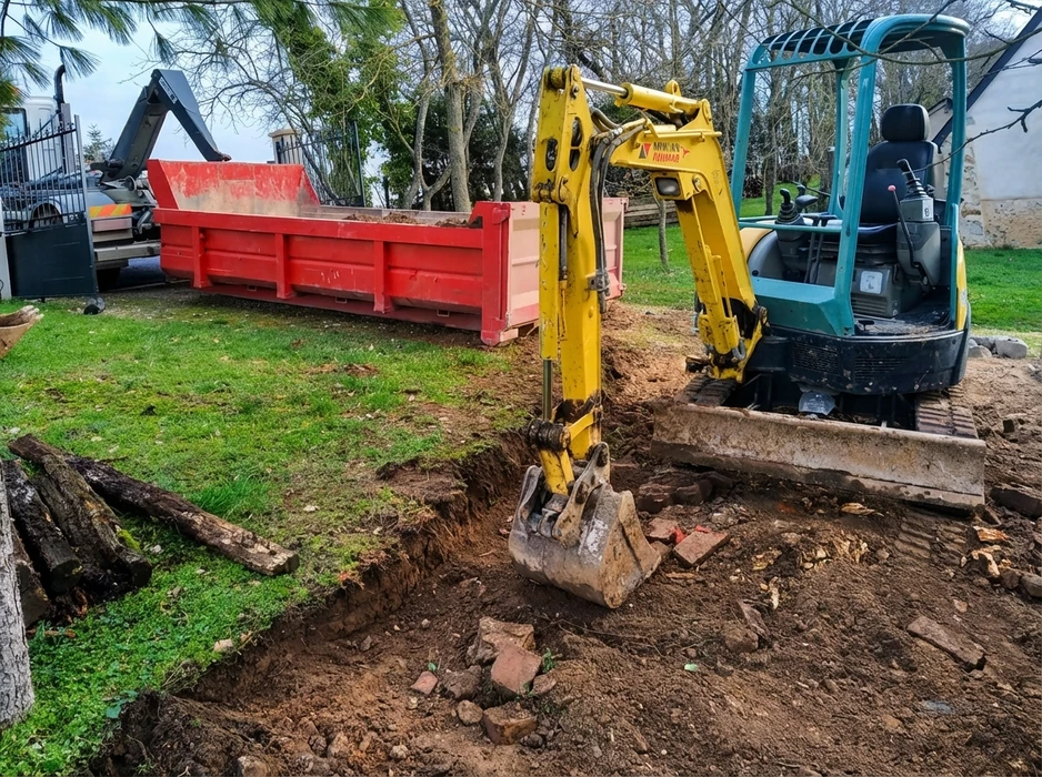 Chantier extérieur de terrassement dans un jardin