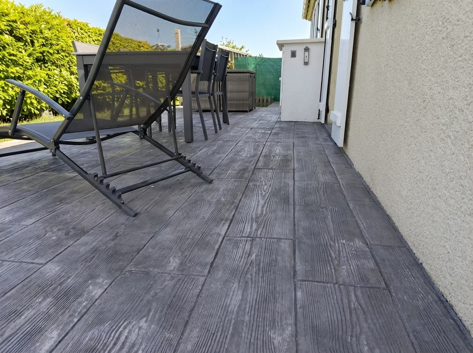 Terrasse extérieure avec dalle de béton imprimé finition imitation bois, coloris gris anthracite