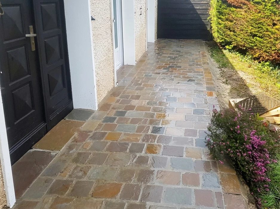 Terrasse extérieure dallée en pierre naturelle multicolore, style opus incertum