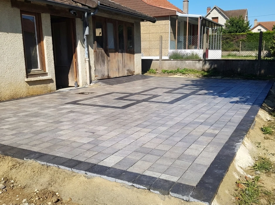 Terrasse extérieure nouvellement pavée devant une maison