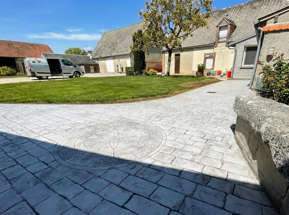 Allée de maison en béton imprimé blanc grisé, motif rosace boussole central avec points cardinaux, texture pavé grand format