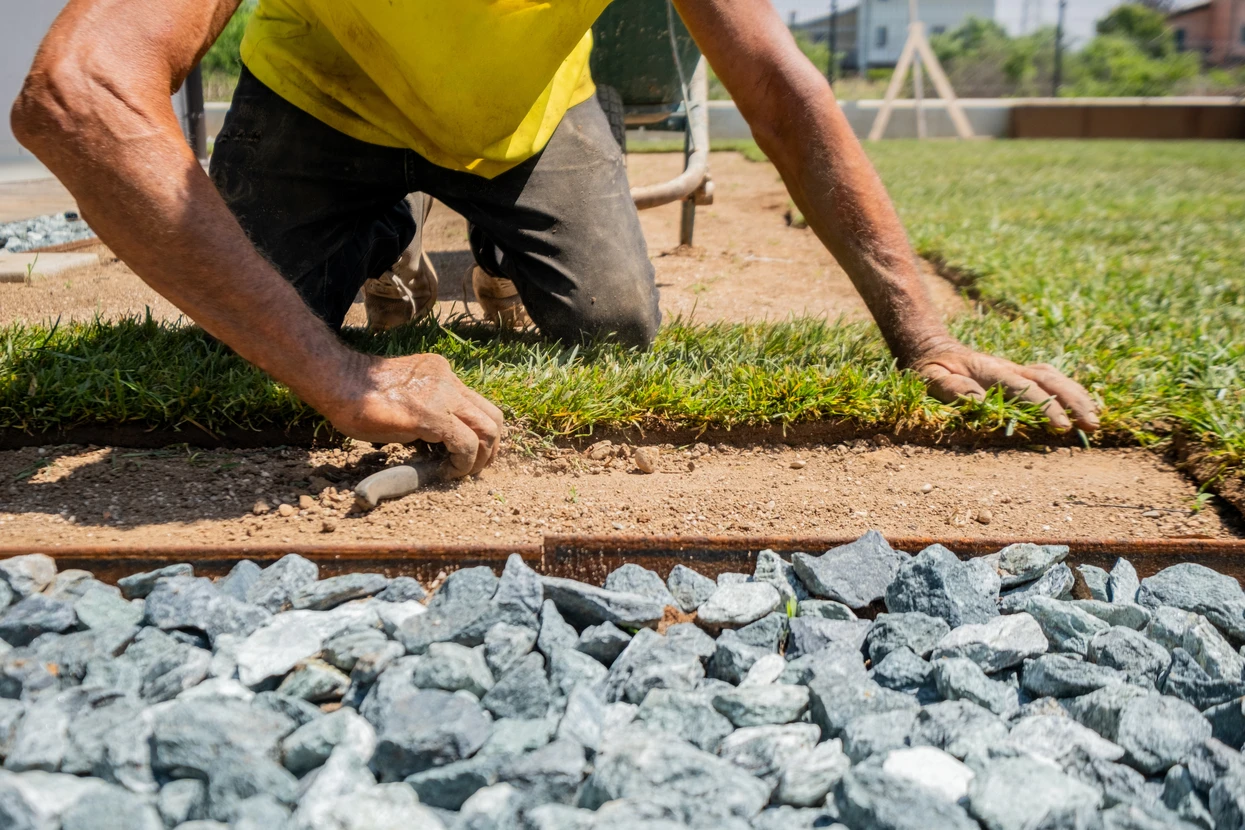 Chantier extérieur d'installation d'assainissement avec regards en béton partiellement enterrés