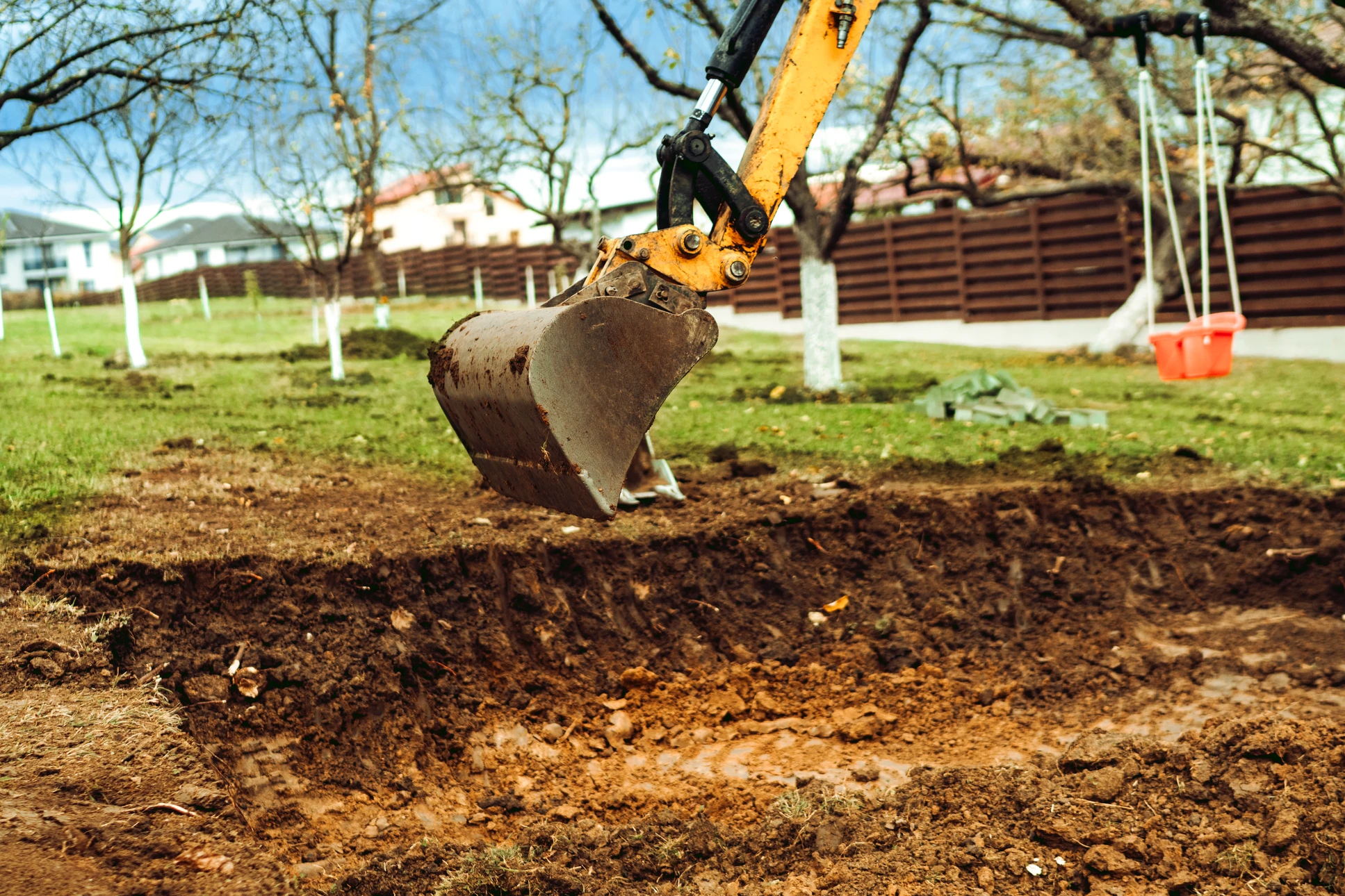Chantier de construction urbain avec compacteur monocylindre jaune au premier plan